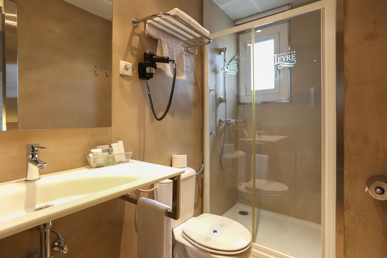 Bathroom 4, Hotel Leyre, Navarra