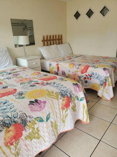 Bedroom 2, Sea Shell Motel, Washington