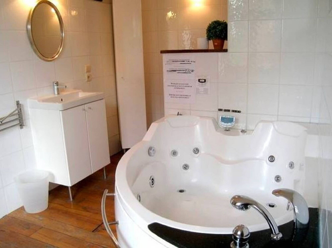 Bathroom 4, Quaint Farmhouse in Maffe with a Turkish Bath, Namur