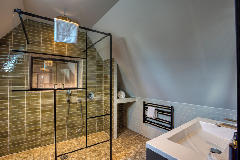 Bathroom 5, La Perle de Domme, Dordogne