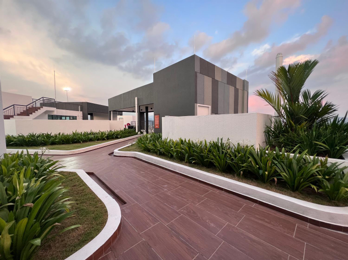 Exterior & Views