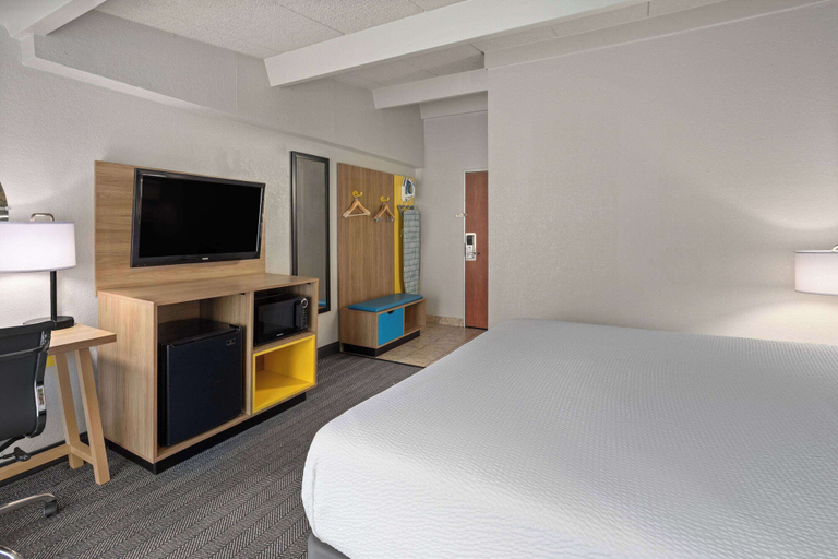 Bedroom 3, Days Inn by Wyndham Ann Arbor, Washtenaw