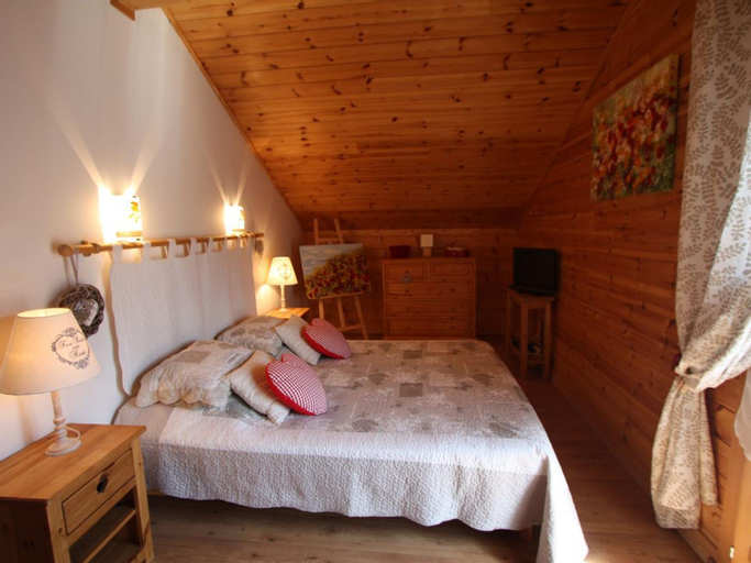 Bedroom 2, Chalet chaleureux avec sauna, terrain, terrasse et babyfoot a Saint-Nabord - FR-1-589-255, Vosges