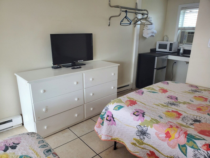 Bedroom 5, Sea Shell Motel, Washington