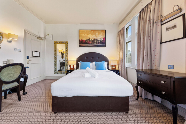 Bedroom 2, Harte and Garter, Slough