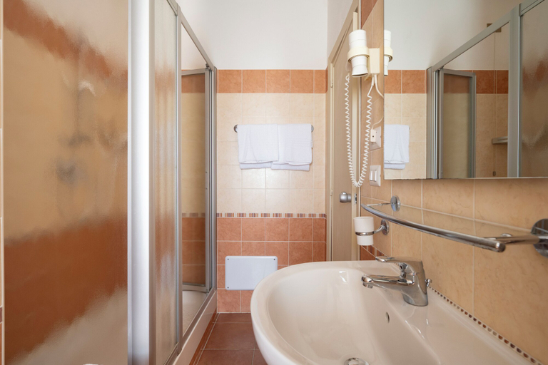 Bathroom 5, Hotel Florida, Sassari