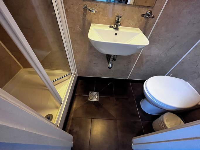 Bathroom 5, Dolphin Inn, London