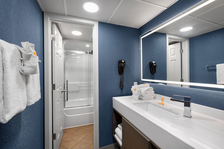 Bathroom 4, Captain's Quarters Resort, Horry
