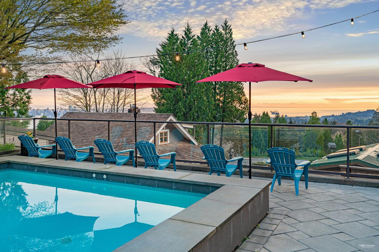 Others 3, Grouse Cheerful large private bedroom, bath, shared deck, pool, hot tub, Greater Vancouver