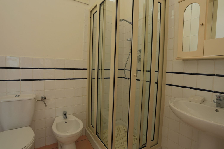 Bathroom 4, Borgo Marino Plemmirio, Syracuse