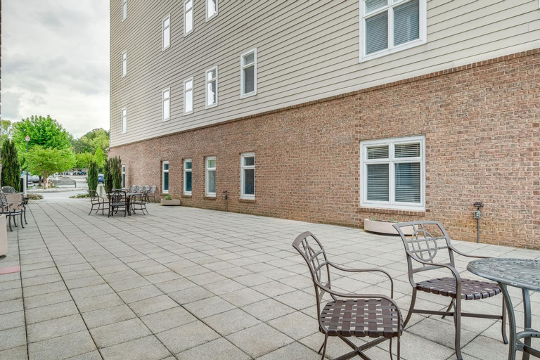 Lakefront Huddleston Condo with Community Pool, Bedford