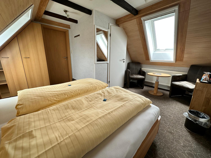 Bedroom 3, Hotel Peters Schwalbennest, Wittmund