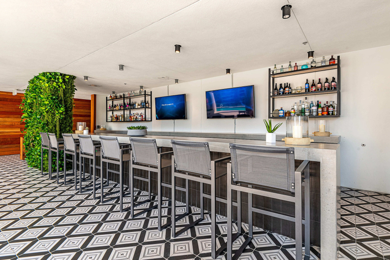 Food & Drinks 3, Luxury Studio Panoramic Outlook, Miami-Dade