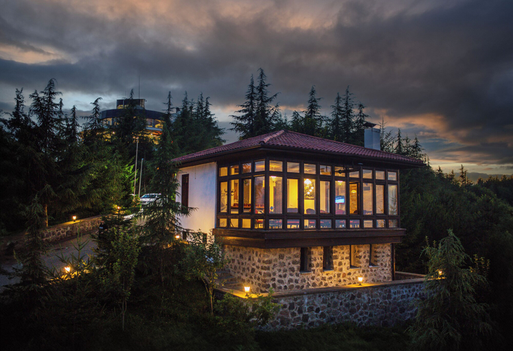 Exterior & Views