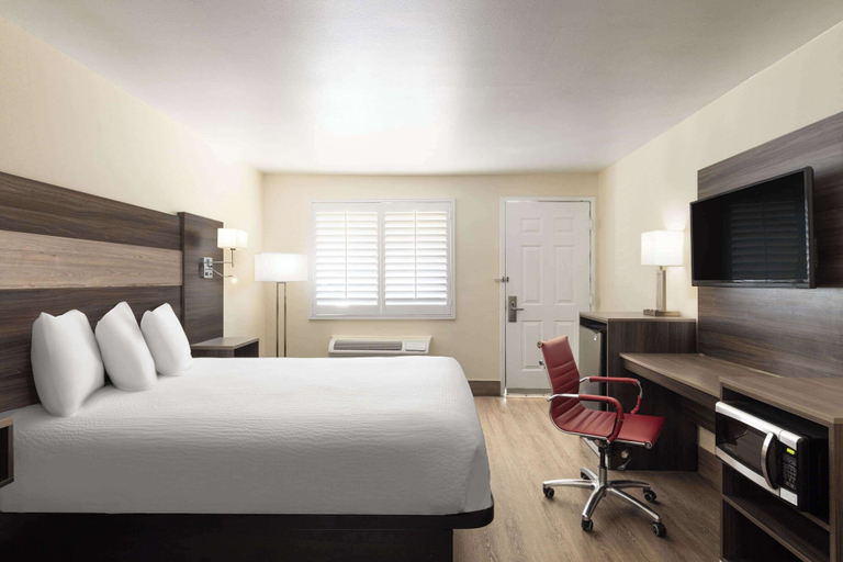 Bedroom 5, Ramada by Wyndham Kingman, Mohave