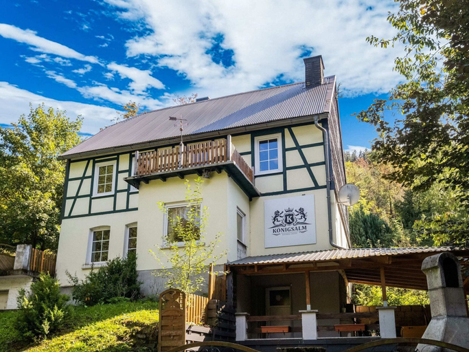 Exterior & Views