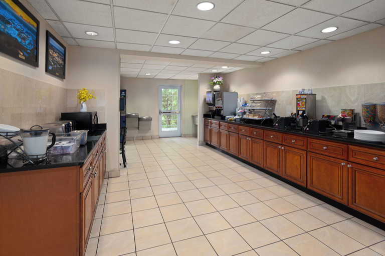 Food & Drinks 5, Microtel Inn & Suites by Wyndham Ann Arbor, Washtenaw
