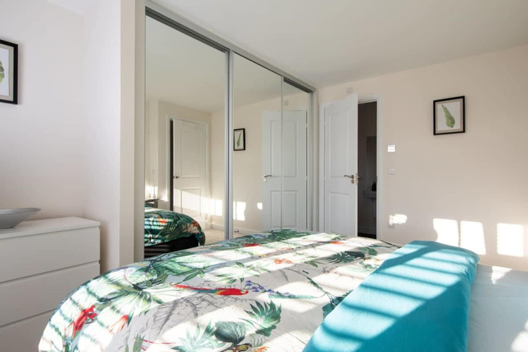Bedroom 2, Charming Modern City Escape Garden Parking, West Sussex