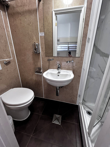 Bathroom 5, Dolphin Inn, London