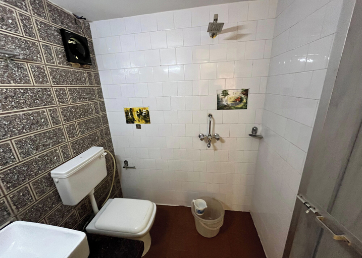 Bathroom 4, Hotel Bom Sucesso, Candolim Beach, North Goa