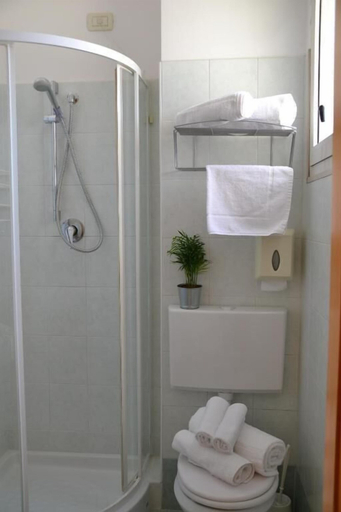 Bathroom 5, Hotel Apogeo, Rimini