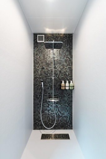Bathroom 2, 郷音 ～G.O.A.T～, Tsuru