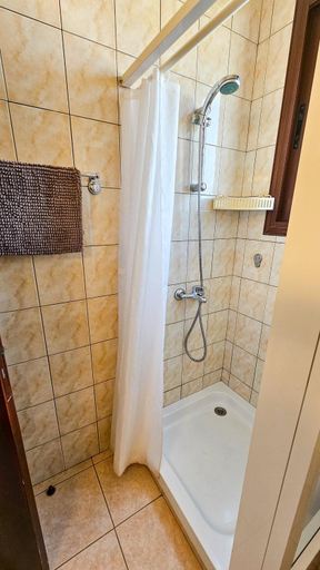 Bathroom 2, Sunlit Cozy Apartment, Larnaca