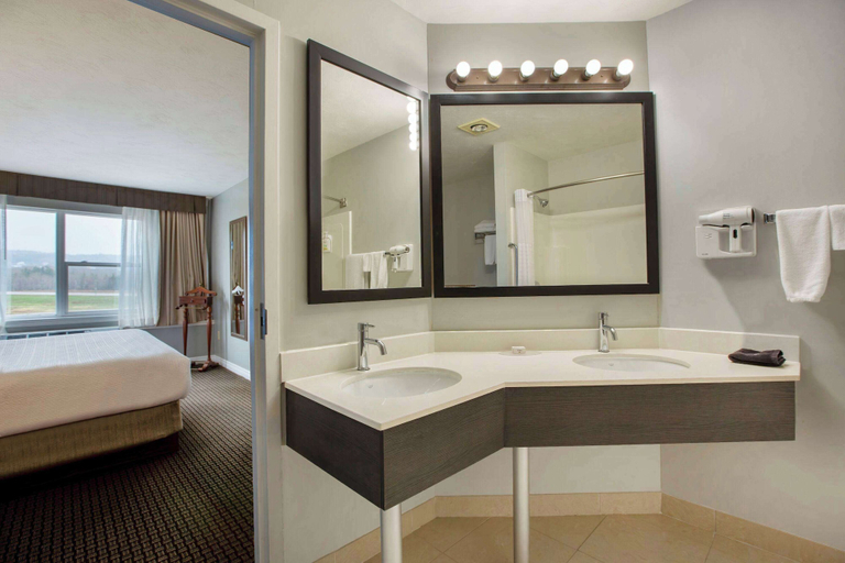 Bathroom 4, Days Inn & Suites by Wyndham Moncton, Westmorland