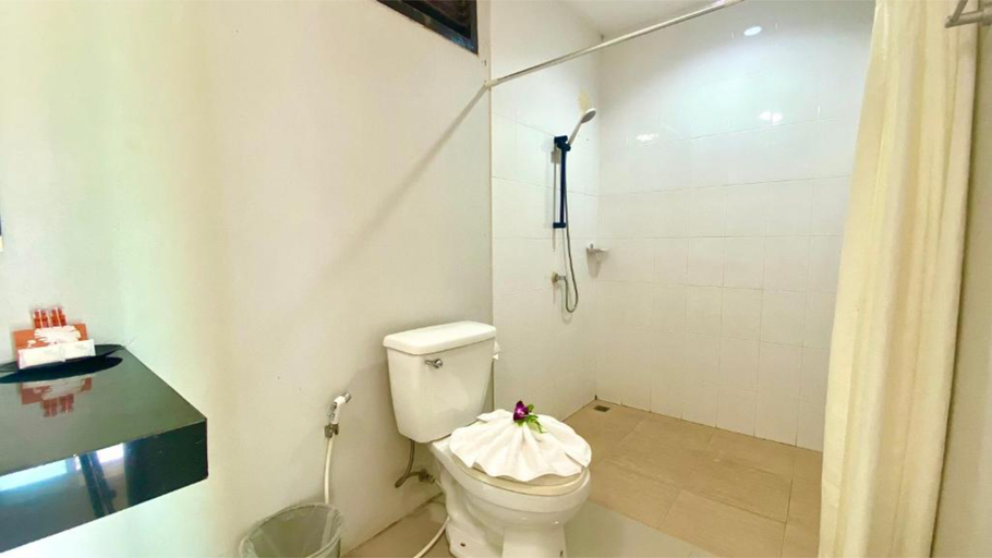 Bathroom 4, Kuapa Resort, Takua Pa