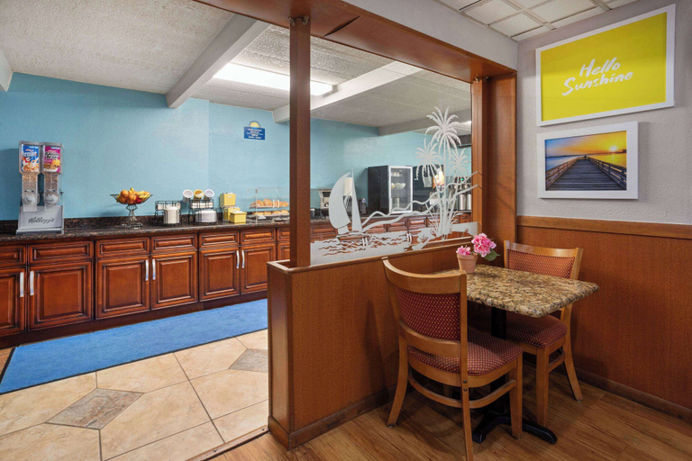 Food & Drinks 5, Days Inn by Wyndham Ann Arbor, Washtenaw