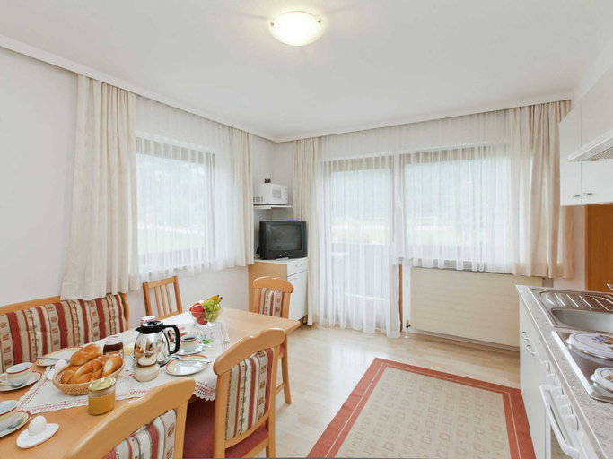 Others 5, Beautiful Apartment With Large, Sunny Balcony, Zell am See