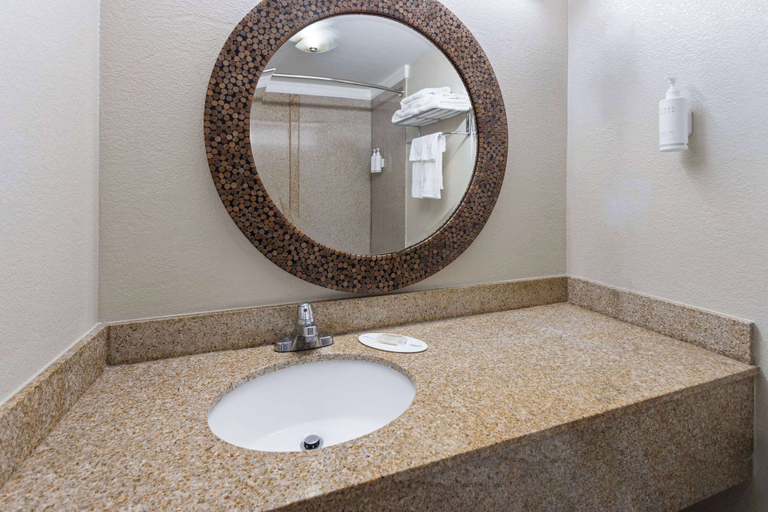 Bathroom 4, Days Inn by Wyndham Aberdeen, Harford