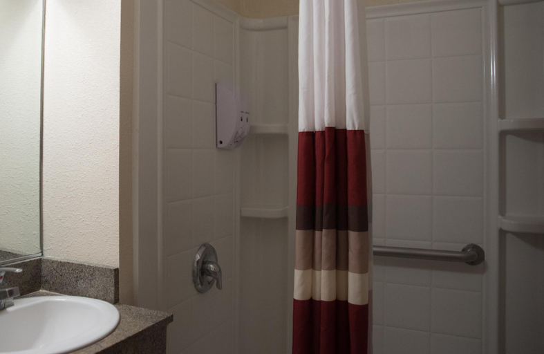 Bathroom 4, Red Roof Inn Blythe, Riverside