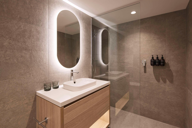 Bathroom 13