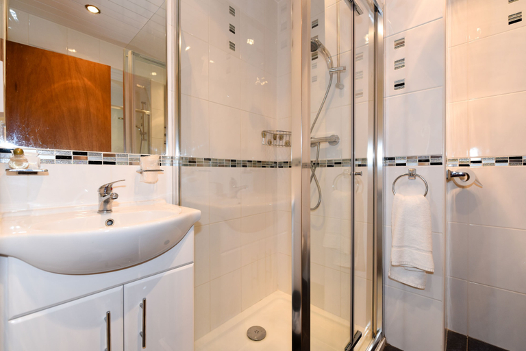 Bathroom 5, Brae Guesthouse, Edinburgh