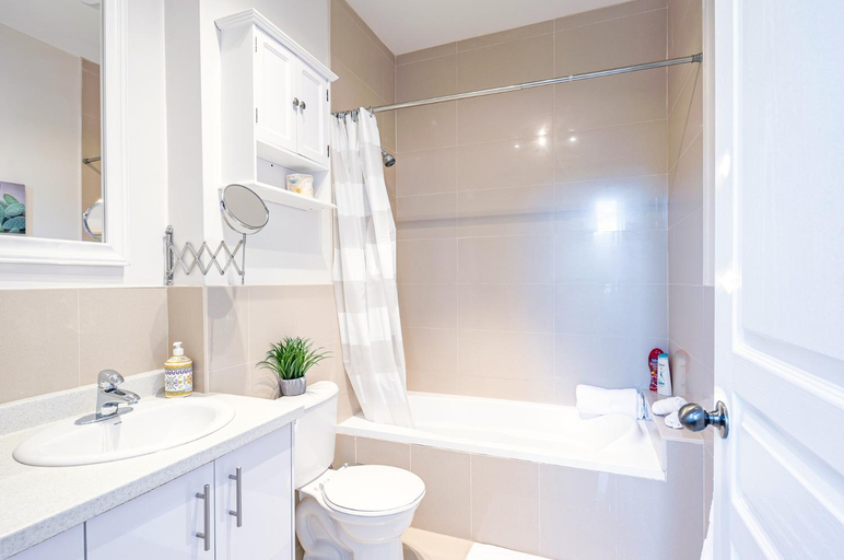 Bathroom 3, MTLVacationRentals -The Chic Laurier, Montréal