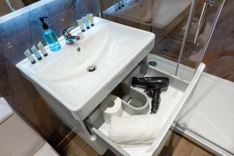Bathroom 2, Whyte Harte Hotel, Surrey