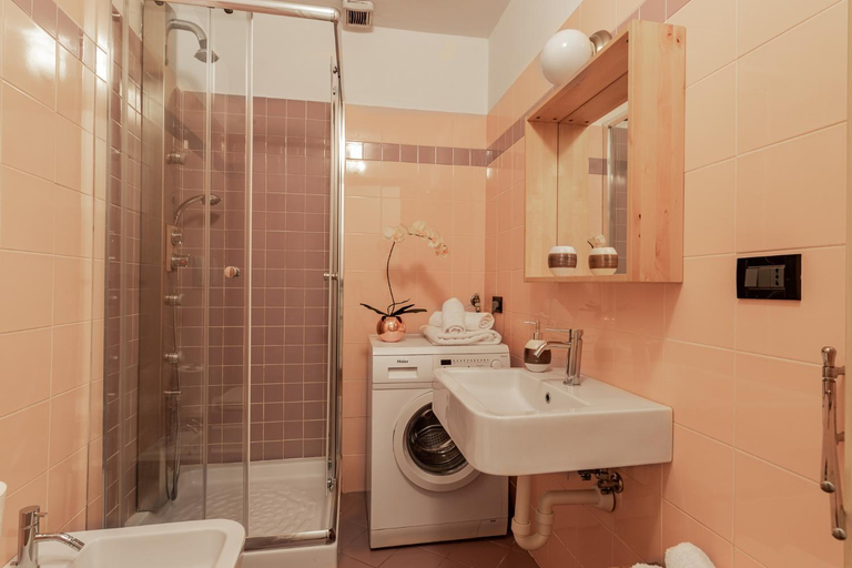 Shower 2, Corte D'Appello Houses, Torino