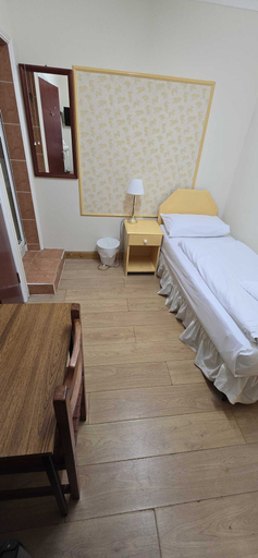 Bedroom 4, Dolphin Inn, London