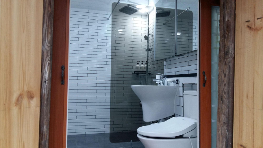 Bathroom 4, Okyeon Pavilion, Rhône