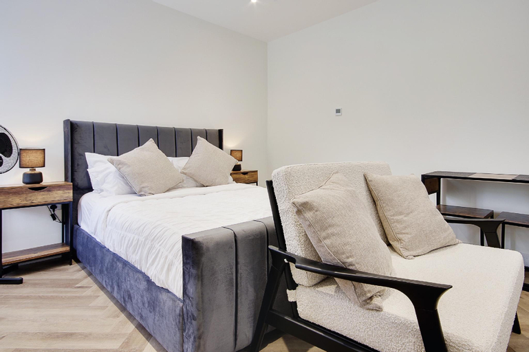 Bedroom 1, Mount Lodge, Poole