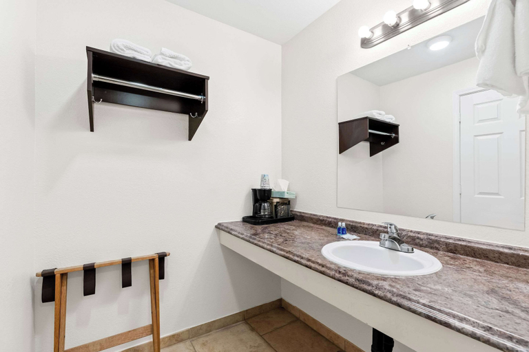 Bathroom 5, Rodeway Inn Hermiston - Umatilla, Umatilla