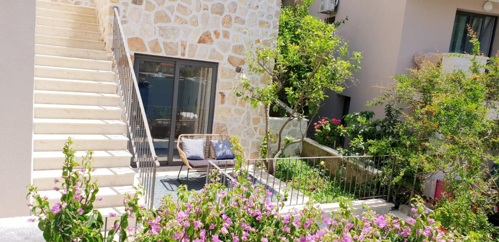 Others 5, Augusta, Lastovo