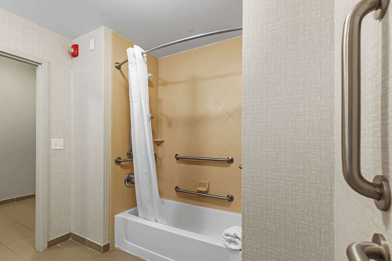 Bathroom 4, Hampton Inn Atmore, Escambia