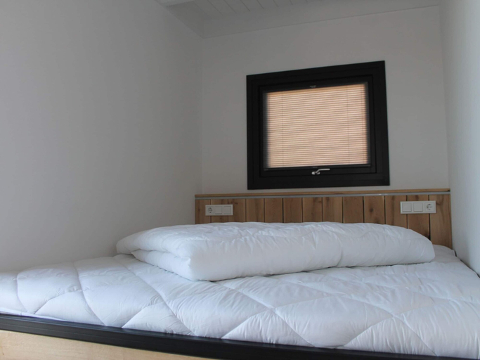 Room 5, Houseboat in Stavoren With Waterfront Views, Nijefurd