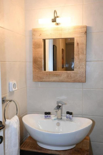 Bathroom 5, Elida Inn, Attica