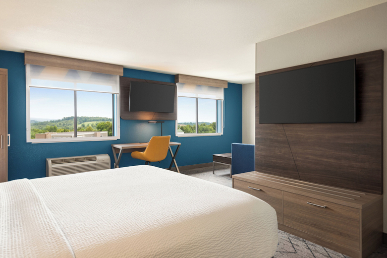 Bedroom 4, Holiday Inn Express MORGANTOWN by IHG, Monongalia