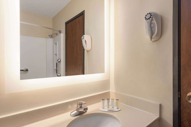 Bathroom 4, Super 8 by Wyndham Dodge City, Ford