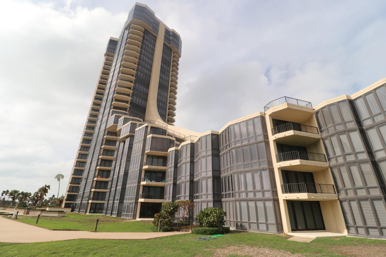 Bridgepoint Luxury Condominiums, Cameron
