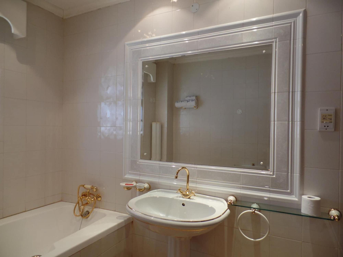 Bathroom 4, Villa Leone, Westlands